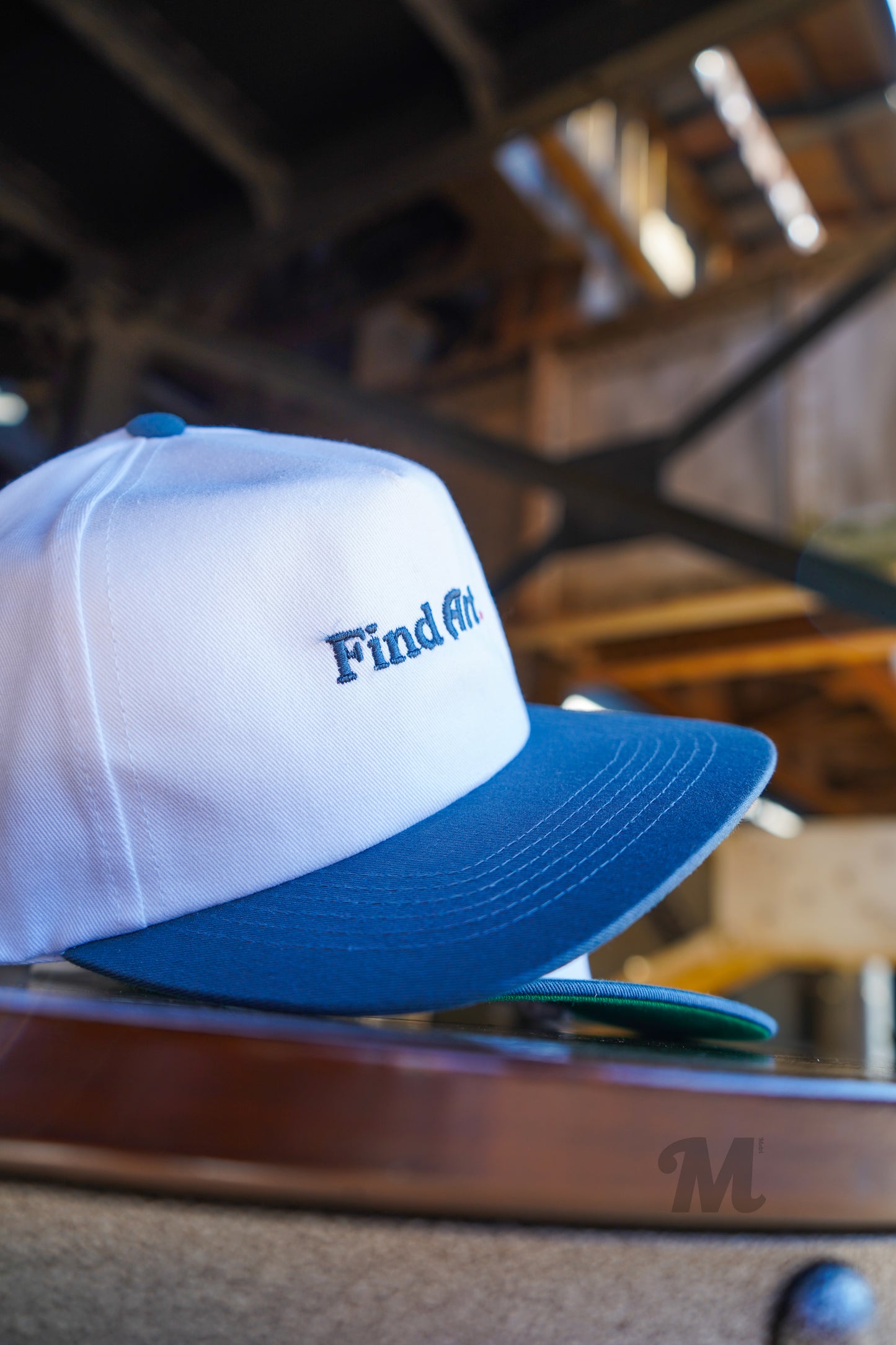Find Art. (White/ Blue)