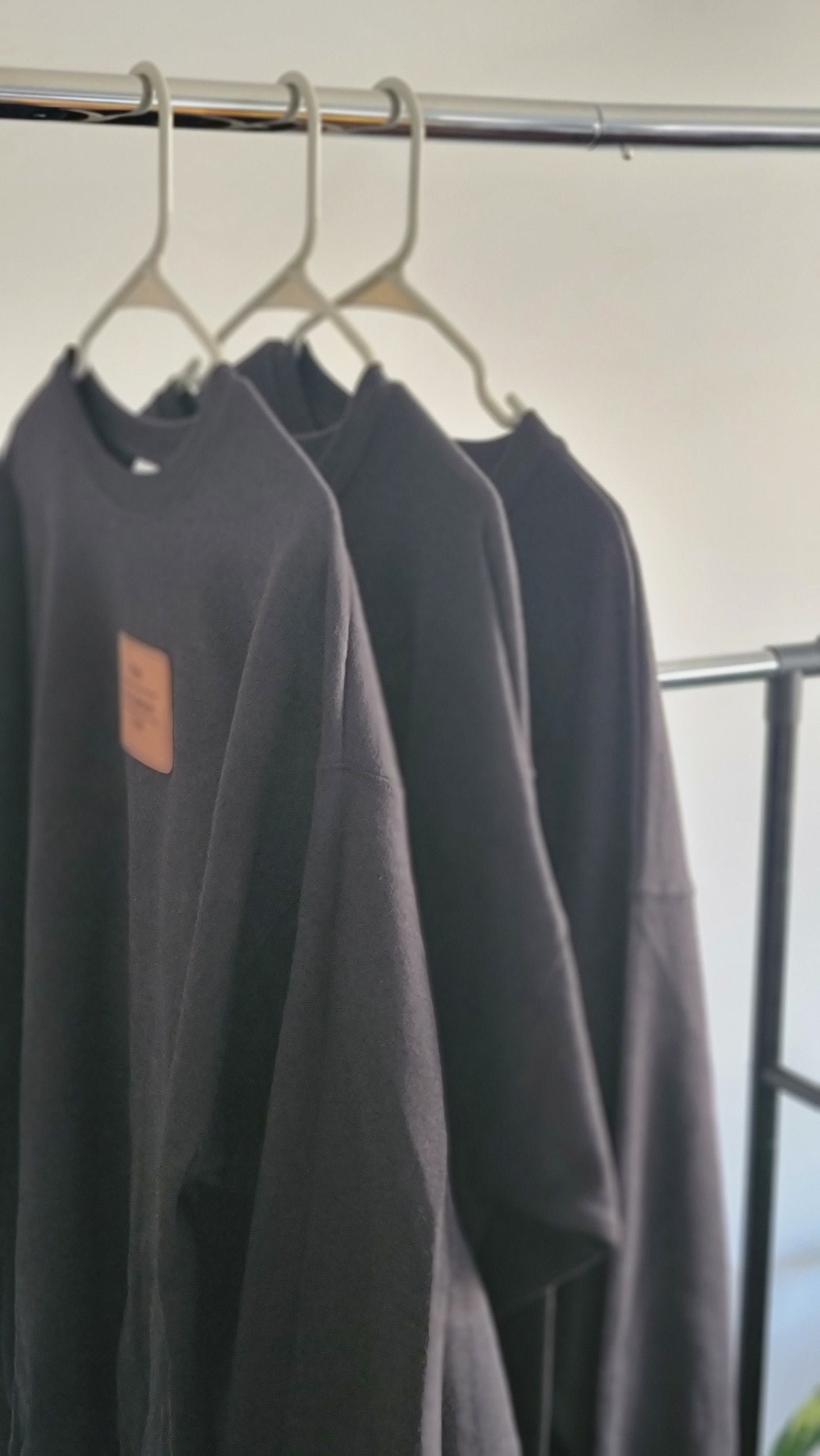 Metri The Collection Crewneck: Black