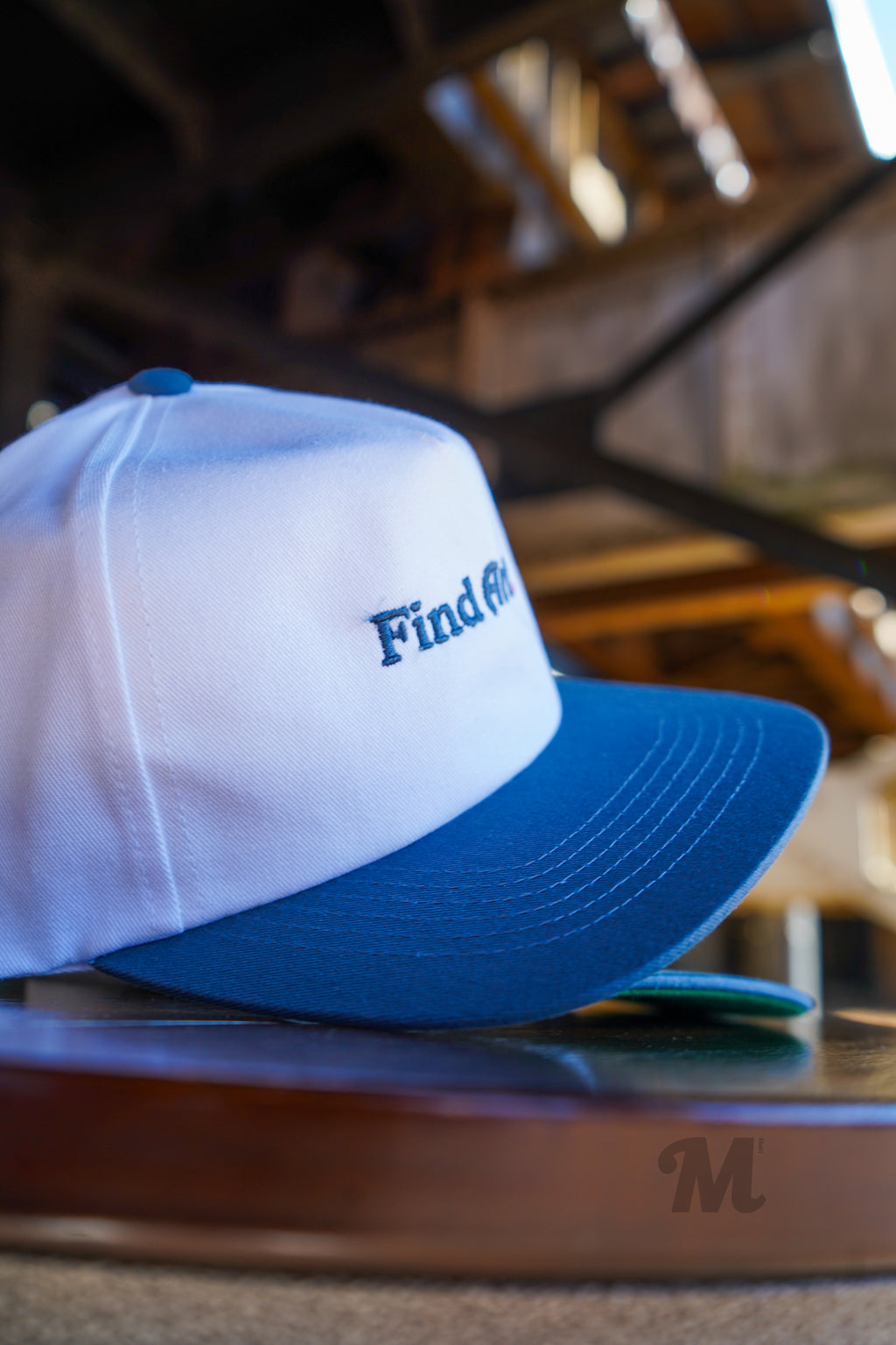 Find Art. (White/ Blue)