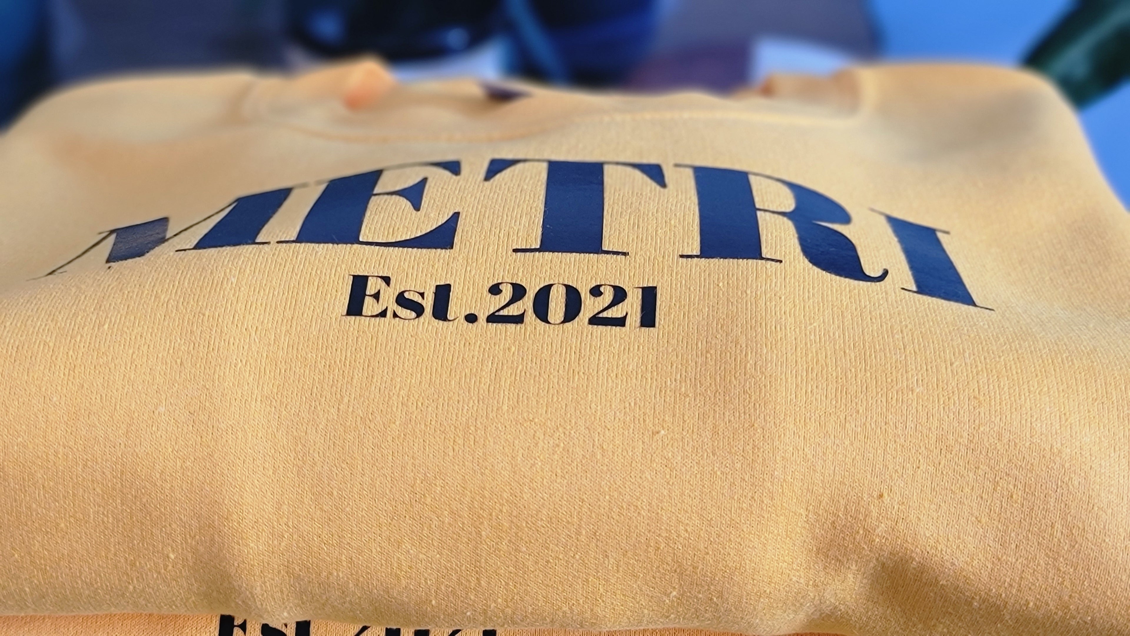 Metri Crewneck: Gold