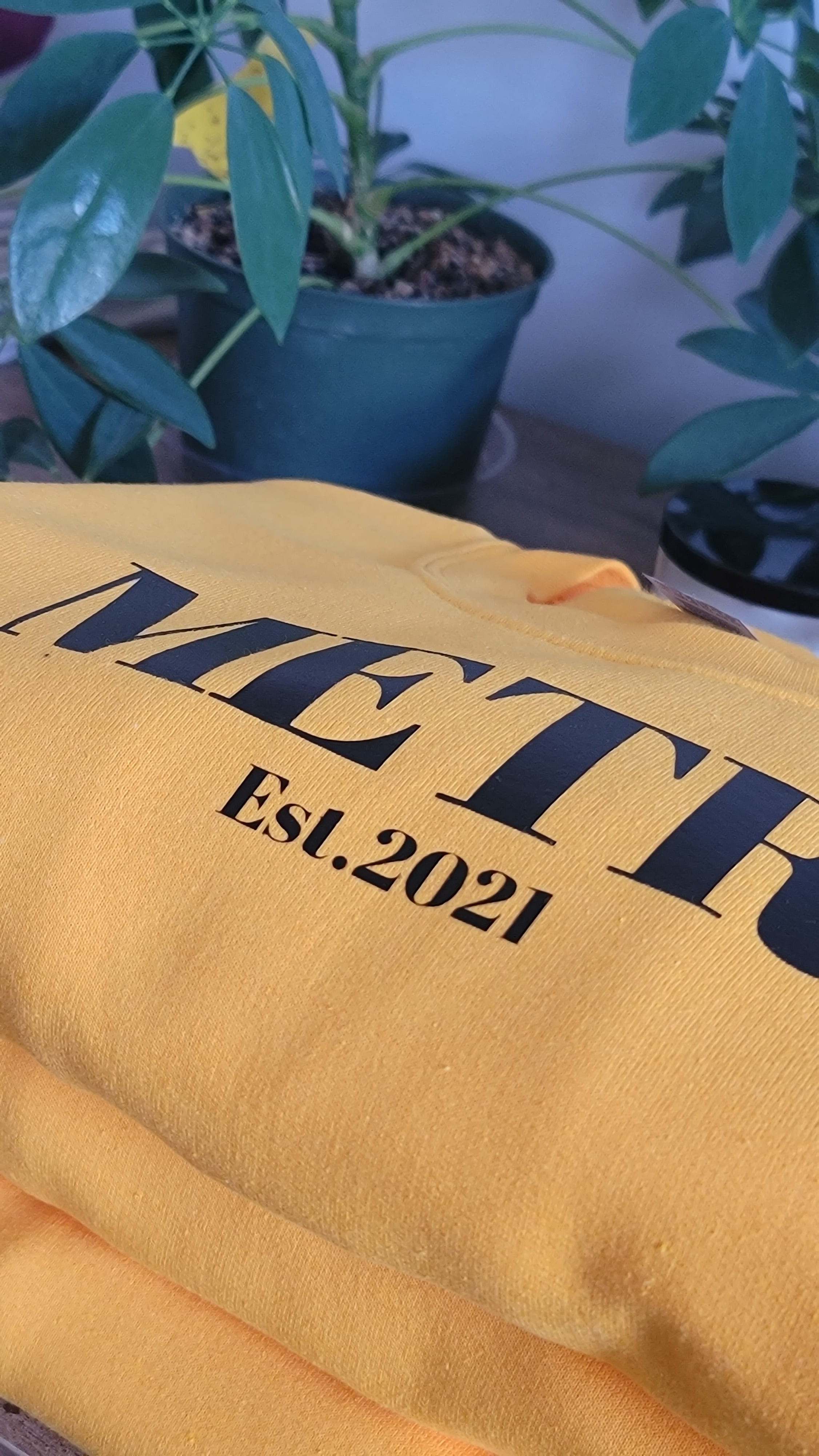 Metri Crewneck: Gold