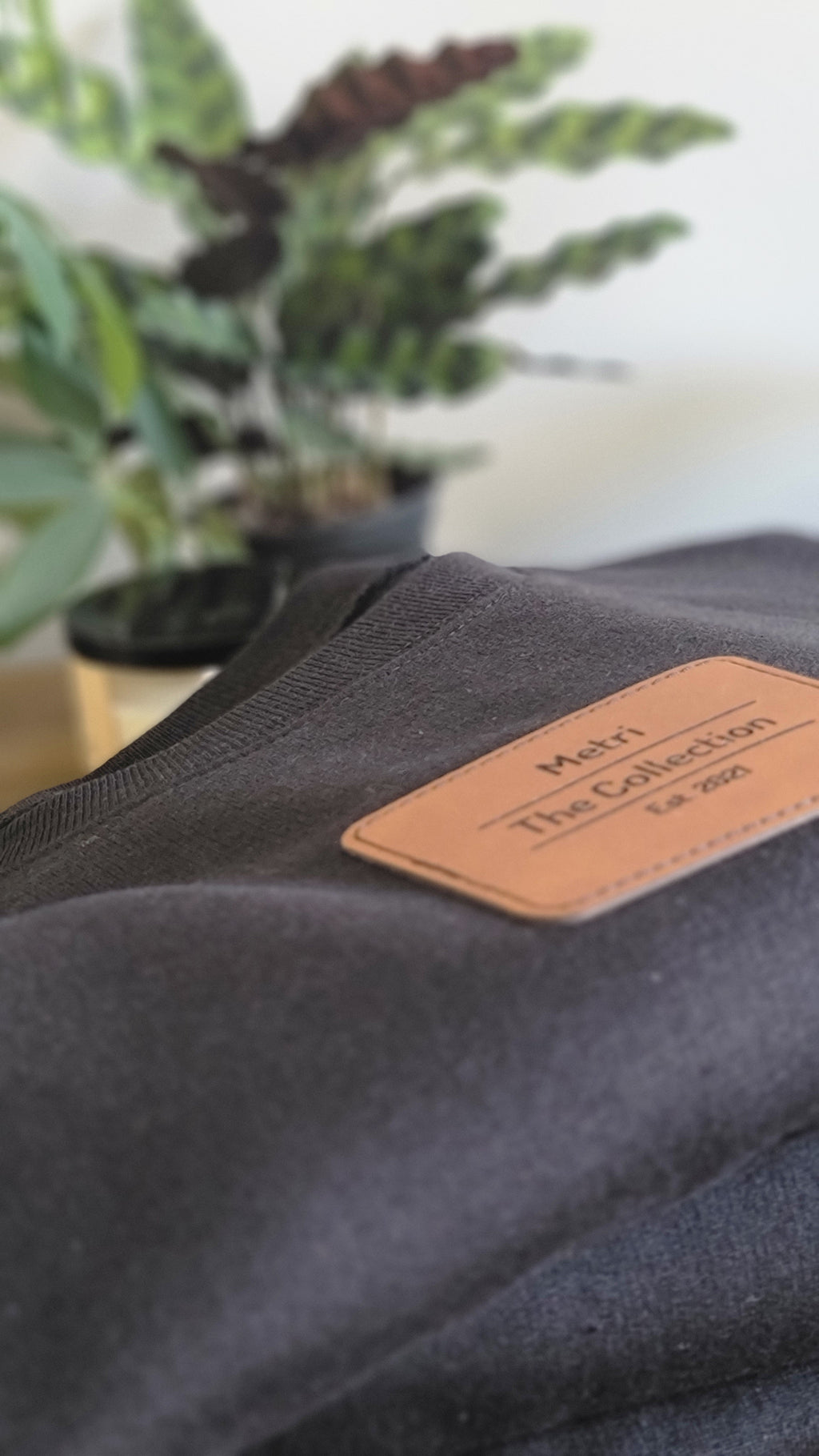 Metri The Collection Crewneck: Black