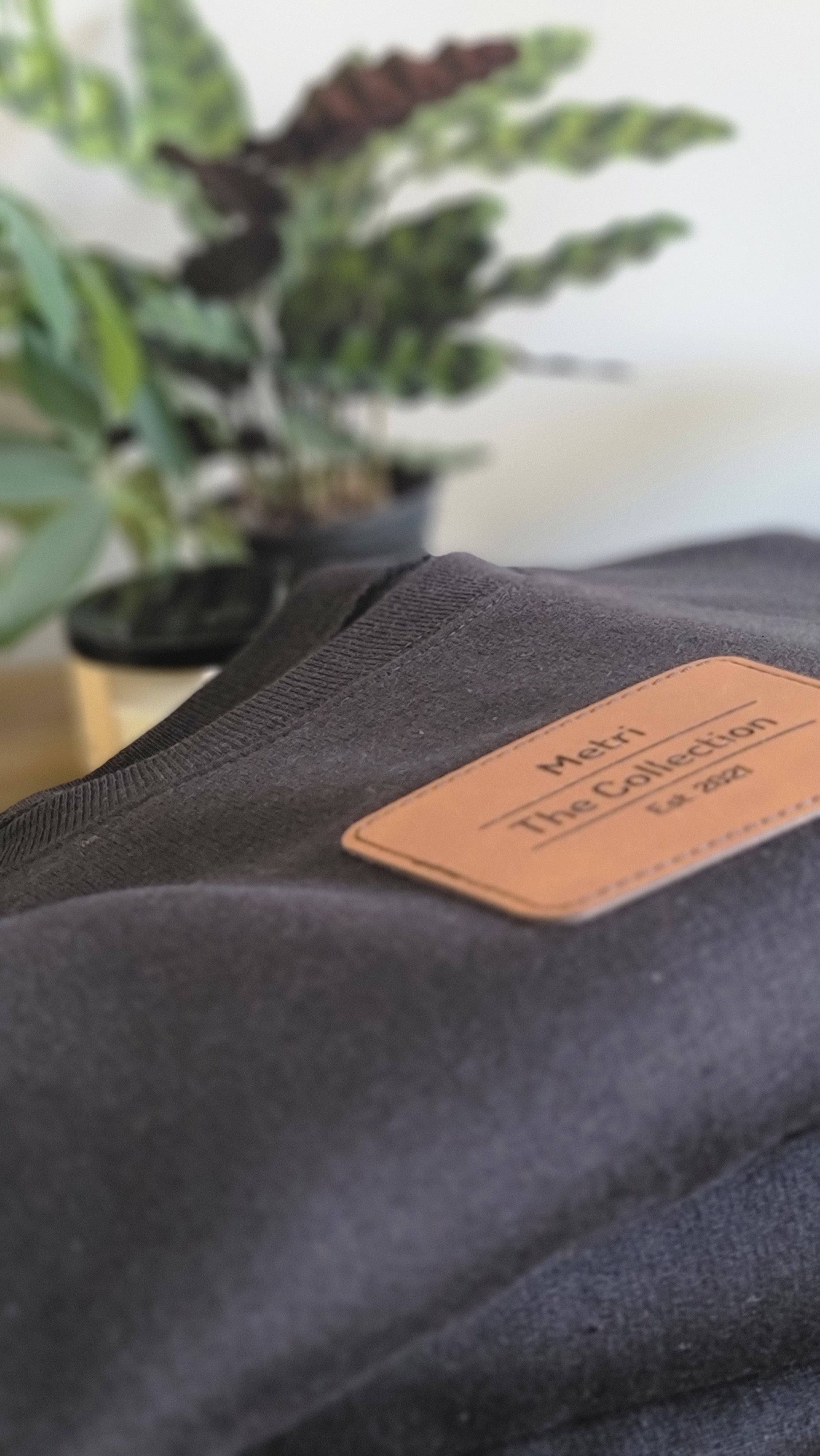 Metri The Collection Crewneck: Black