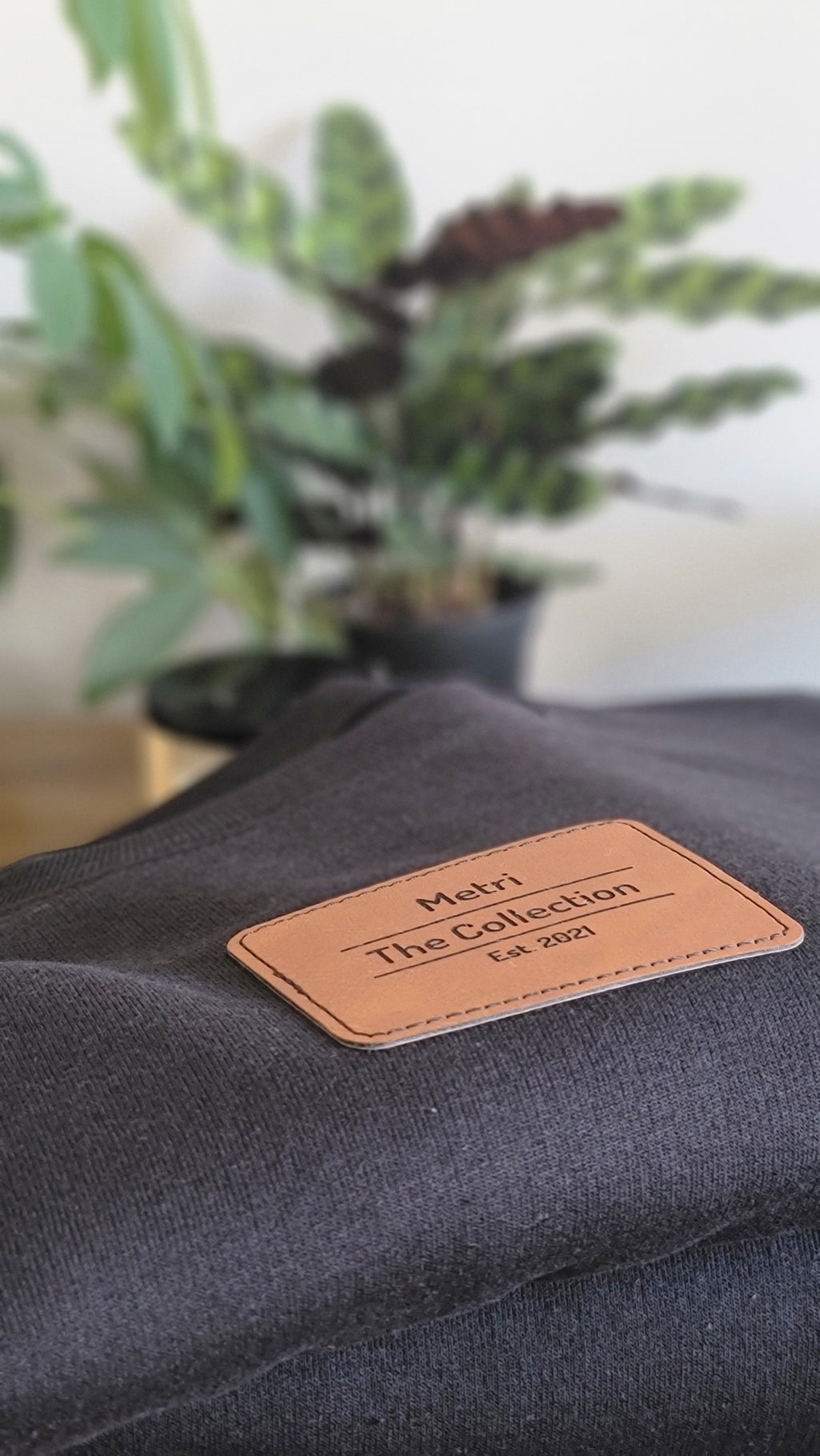 Metri The Collection Crewneck: Black