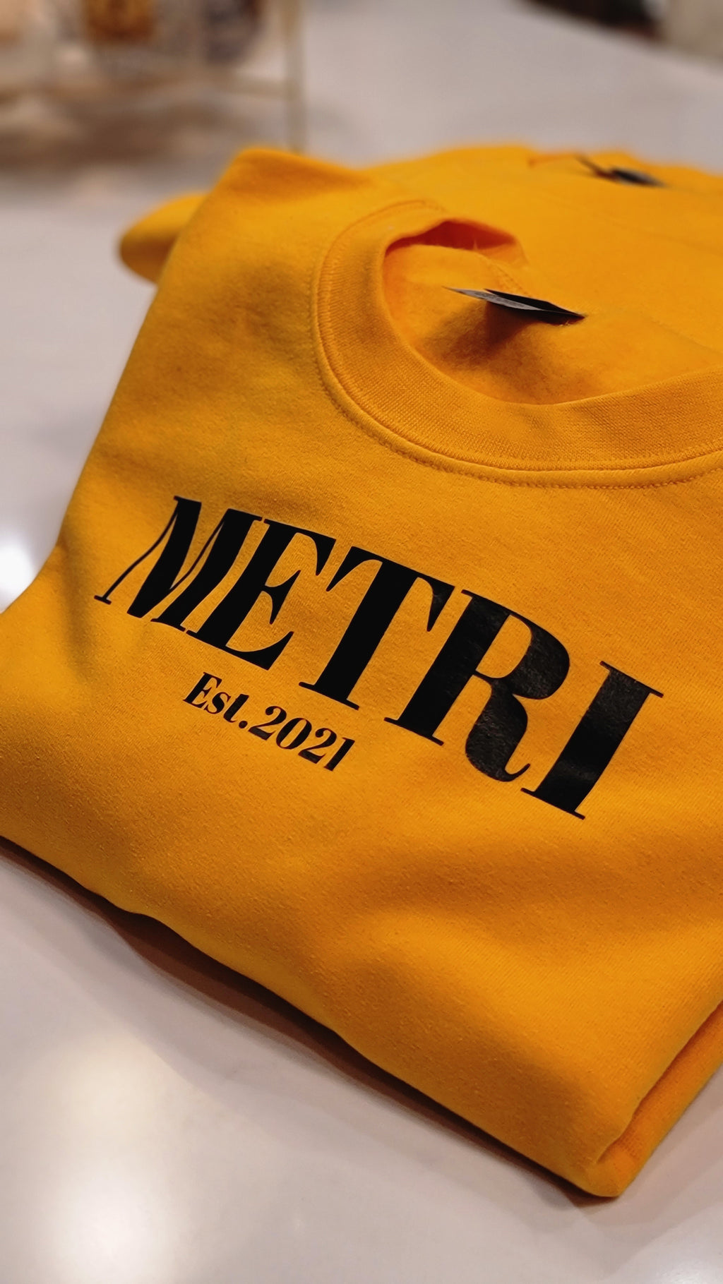 Metri Crewneck: Gold